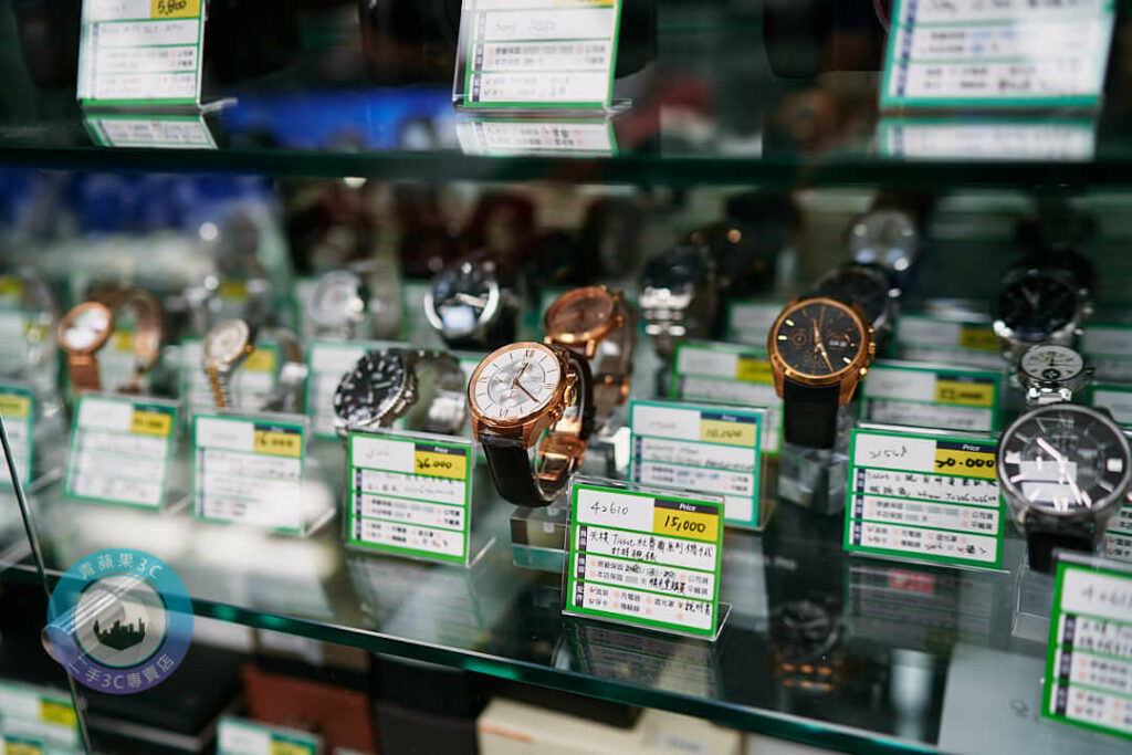 青蘋果3C店內展示多款二手手錶,包含 TISSOT 與 SEIKO 潛水錶等熱門品牌,附有估價標籤與現貨資訊。