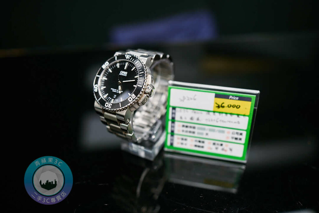 ORIS 潛水錶搭配原廠金屬錶帶,於青蘋果3C展示櫃中標示回收價格與配件資訊,是熱門收購品牌之一。